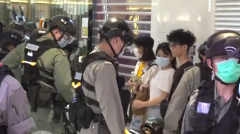 港警持枪驱散“和你唱”借限聚令禁九龙大游行(图)