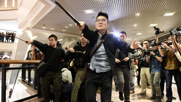 港澳办5月6日再发文炮轰“黑暴”。图为便衣警察在商场驱散反送中示威者。（图片来源：PHILIP FONG/AFP via Getty Images）