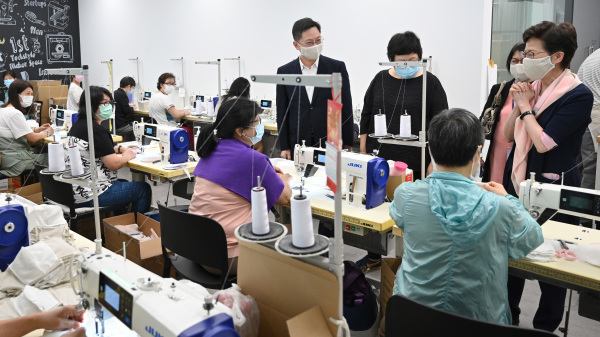 特首林郑月娥6日参观“铜芯抗疫口罩”其中一个生产点。（图片来源：香港政府新闻处）