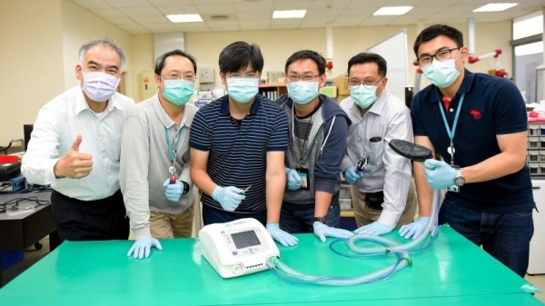 台湾急重症使用的呼吸器向来仰赖进口，工研院花费17天找出逾5百个关键零组件，打造出国内“MIT”第1台医疗级呼吸器原型机！