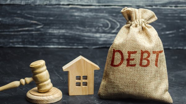 近期國內降低利率是鼓勵有條件的家庭購房，結果卻導致了提前還貸