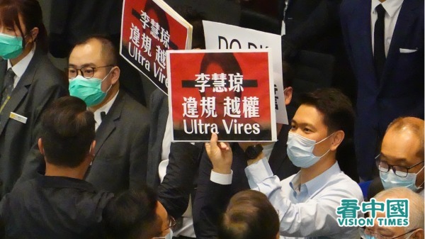5月8日香港立法會內務委員會召開兩場會議，一直以來由民主派郭榮鏗主持的內會，卻演變成了一場「奪權」混戰。