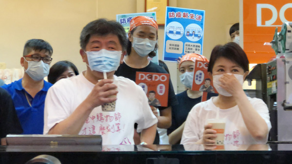 衛福部長陳時中31日快閃造訪台中，與台中市長盧秀燕一同走訪一中商圈，並逗趣「示範」戴著口罩喝珍奶。