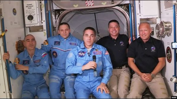 美国宇航员道格拉斯·赫尔利和鲍勃·本肯到达国际空间站。
