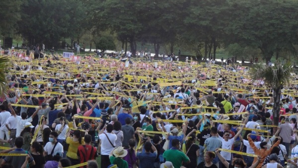 31日，罢韩凤山大会师，只见卫武营广场上出现大批飘扬的黄丝带。