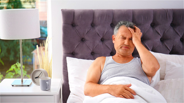 睡觉时出现头昏头痛，伴有一侧肢体麻木，乏力，要警惕可能是脑梗。