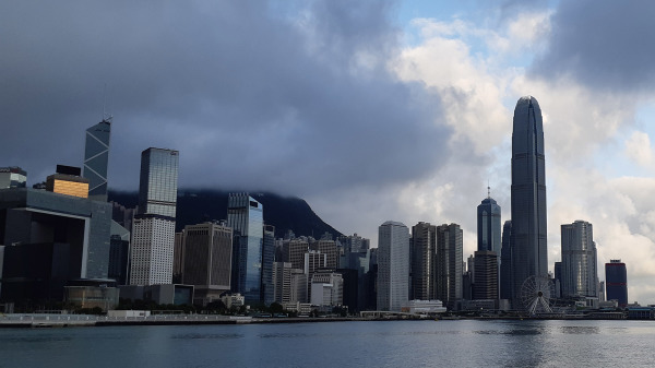 香港维多利亚港口乌云密布。（图片来源：看中国）