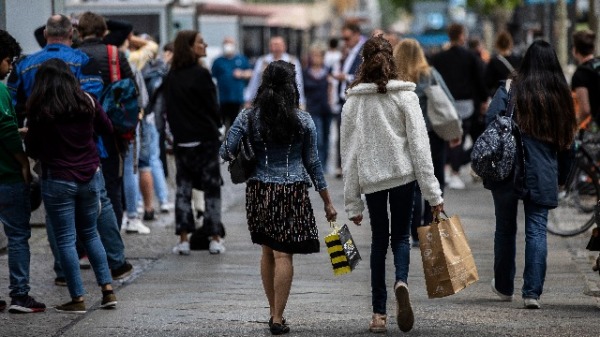 2020年6月8日，兩個女生拿著購物袋走在德國大街上。