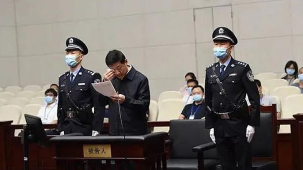 陈国强受审时一度落泪，并拿纸巾擦拭眼泪。
