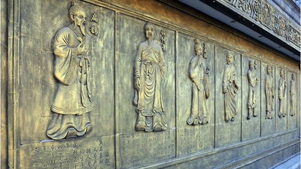 中國古代名醫塑像。