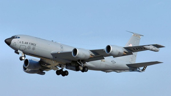 近日美军的两架军机现身于台湾兰屿附近空域，台湾F-16也随即盯场，而美方的无线电对话也曝光了。图为KC-135空中加油机资料照。