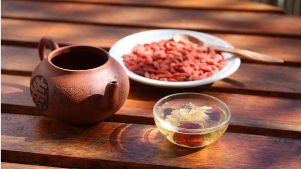 保养眼睛基本茶：枸杞子、桑叶和菊花，可分别煮或一起煮。