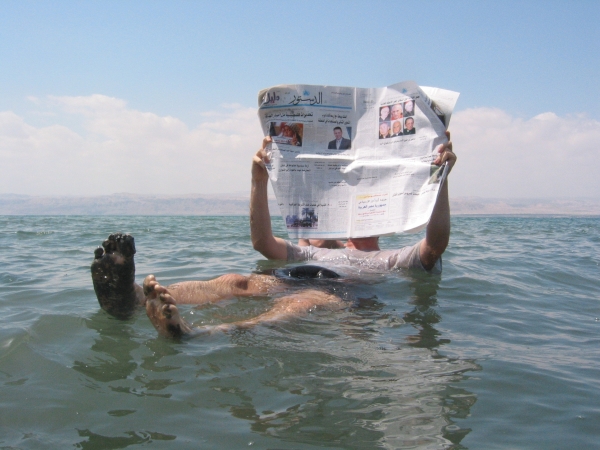 死海 游泳 看报纸 