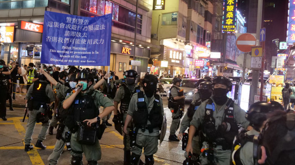 大批防暴警察布防，即举蓝旗，拉封锁线，驱散并截查市民。