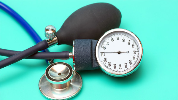 不妨选购一台简易的血压计，帮爸爸监测血压状况。