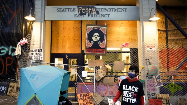 美国“黑人的命也是命”示威运动的发起人之一卡洛斯坦承自己是“经过训练的马克思主义者”（a trained Marxist），更直言“我们的目标就是要赶走川普”。图为示威者占领了西雅图警察局东区。（图片来源：JASON REDMOND/AFP/Getty Images）