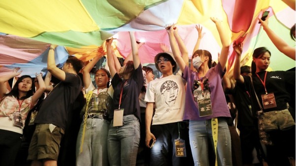 香港反送中运动一周年，台湾昨晚有十多个民间团体齐聚自由广场，举行“抗争未完，台港同行”周年晚会。