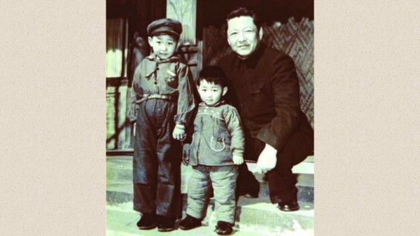 1958年，習仲勛（右）與習近平（左）、習遠平（中）在一起。