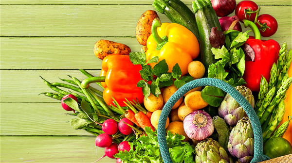 清淡飲食，多吃新鮮的蔬菜水果、全穀物，能讓腸胃得到鍛練。