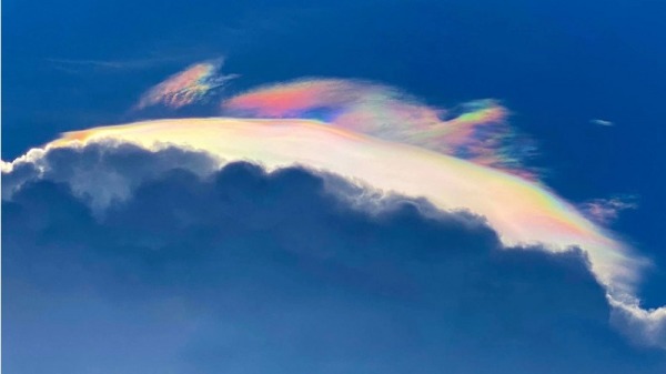 台灣宜蘭天空出現罕見火彩虹，蘭陽博物館的館長拍下照片上傳到臉書，邀請網友一起抬頭欣賞奇景。