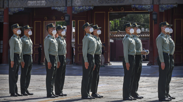 2020年5月20日，士兵们在北京紫禁城外操练。