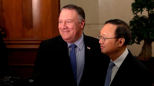 美国国务卿蓬佩奥（Mike Pompeo）和中共政治局委员、高级外交官杨洁篪（图片来源：ANDY WONG/AFP/Getty Images）