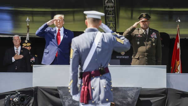 2020年6月13日美國西點軍校：美國總統唐納德．川普（L）和美國軍事學院院長達裡爾．威廉姆斯（R）與即將畢業的學員們一起敬禮。