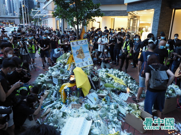圖為2020年6月15日，香港市民自發悼念梁凌杰。（圖片來源：李天正/看中國）