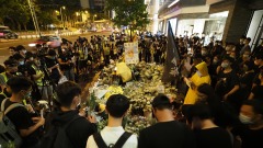 反送中「黃衣人」逝世周年港警驅趕悼念市民(組圖)