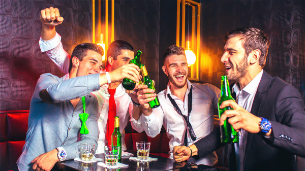 長時間有大量飲酒的行為，血管容易受到傷害