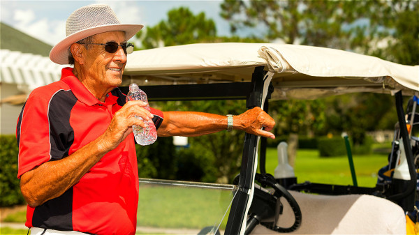 高尿酸血症患者應全面調整飲食習慣：少喝飲料多喝水。