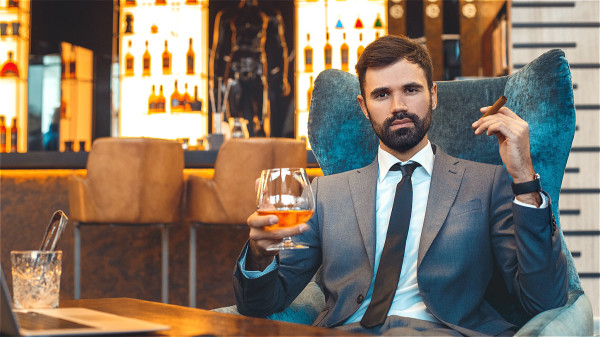 男性肺癌发病率高，和很多男性吸烟有关，长期大量饮酒也容易诱发肝癌。