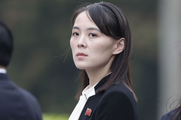 2019年3月2日，金與正隨金正恩在越南河內胡志明陵園獻花圈。