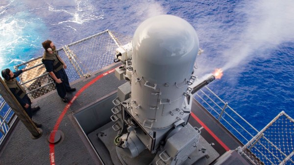 美国尼米兹级核动力航母“尼米兹号”（USS Nimitz）目前正在太平洋海域进行实弹射击演训，舰上方阵快炮每分钟射击惊人的4500发子弹。（图片来源：美国太平洋舰队脸书/公有领域）