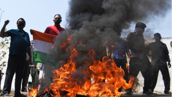 中印邊境衝突造成軍人死亡後，6月18日，印度民眾焚燒中國貨。