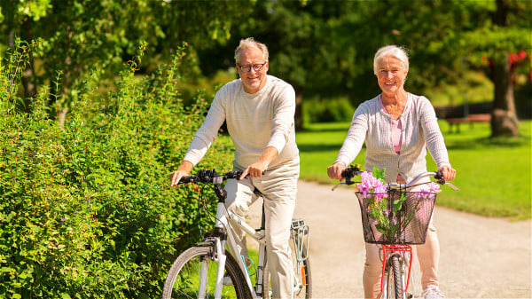 老年人可選擇做一些能增強膝關節功能的運動，比如騎自行車、游泳等。