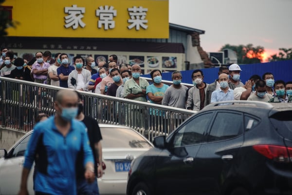 去年6月18日中国境内排队进行核酸测试的人群。