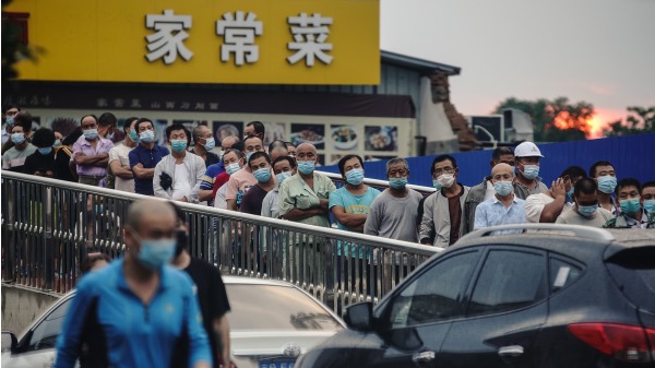 去年6月份，等待核酸檢驗的北京民眾。