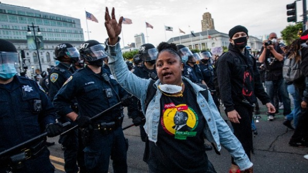 美國極左勢力譴責美國對黑人有系統種族歧視，但是其背後卻形成一種新的系統種族主義，即對美國白人男性的歧視。圖為極左“黑命貴”暴力運動。（圖片來源：Philip Pacheco/AFP/Getty Images