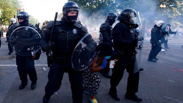 6月1日，警察在白宮外嚴陣以待。（圖片來源：OSE LUIS MAGANA/AFP via Getty Images）