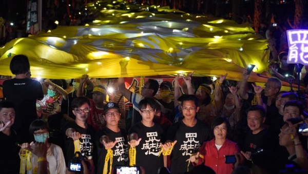 针对Wecare等民间团体所发动的罢韩，高雄市长韩国瑜连续3次向法院声请“停止执行”罢免案，但均遭到驳回。