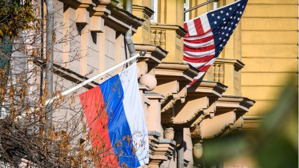美國與俄羅斯的代表將於22日在奧地利進行為期兩天的軍備控制談判。圖為美國駐俄羅斯大使館外的美俄國旗。（圖片來源：MLADEN ANTONOV/AFP/Getty Images）