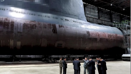 2019年7月，金正恩在新浦視察新潛艇。（圖片來源：視頻截圖）