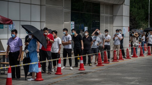 近日青岛市的检测结果出炉，官方虽称千万人均阴性，但遭到质疑。图为北京民众排队进行病毒检测中共病毒。