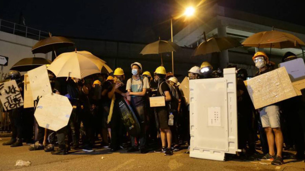 2019年7月27日，香港元朗发生示威冲突，示威者筑起防线。