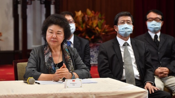 陈菊表示，监察院必须要超越党派，因此她将会辞去所有政党职务，退出政党。