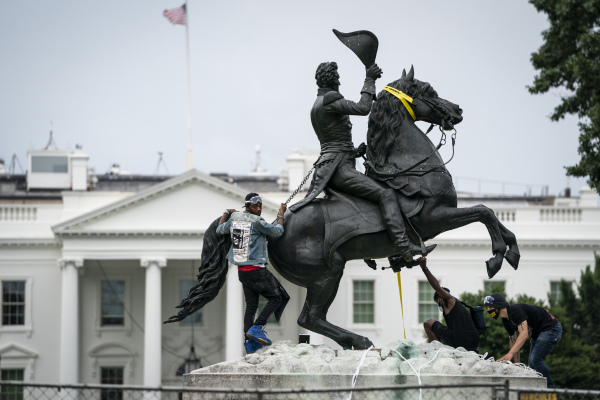 2020年6月22日，在白宮附近的拉斐特廣場，一群破壞者企圖拉倒美國第7任總統安德魯．傑克遜的雕像。