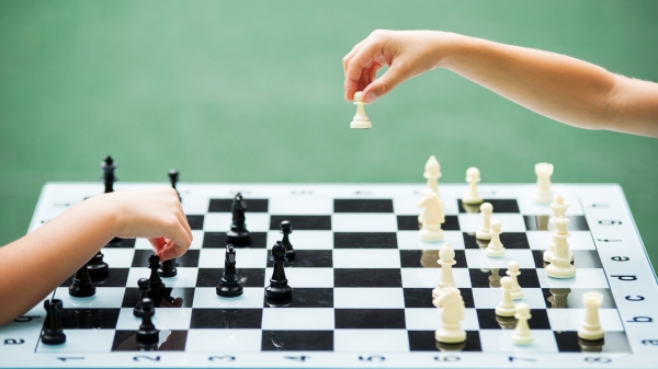 西洋棋「白棋先走」涉種族歧視？媒體訪問讓棋手氣炸
