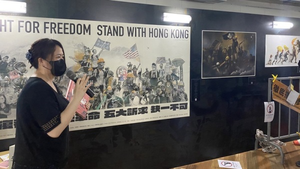 “反抗的画笔–香港反送中运动周年图像展”在台湾漫画基地登场，并由独立记者陈怡静担任策展人，规划展区与作品布置。