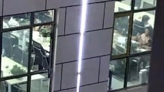 中國一男子逃出東南亞電詐園區靠吃蚯蚓維生返國(图)